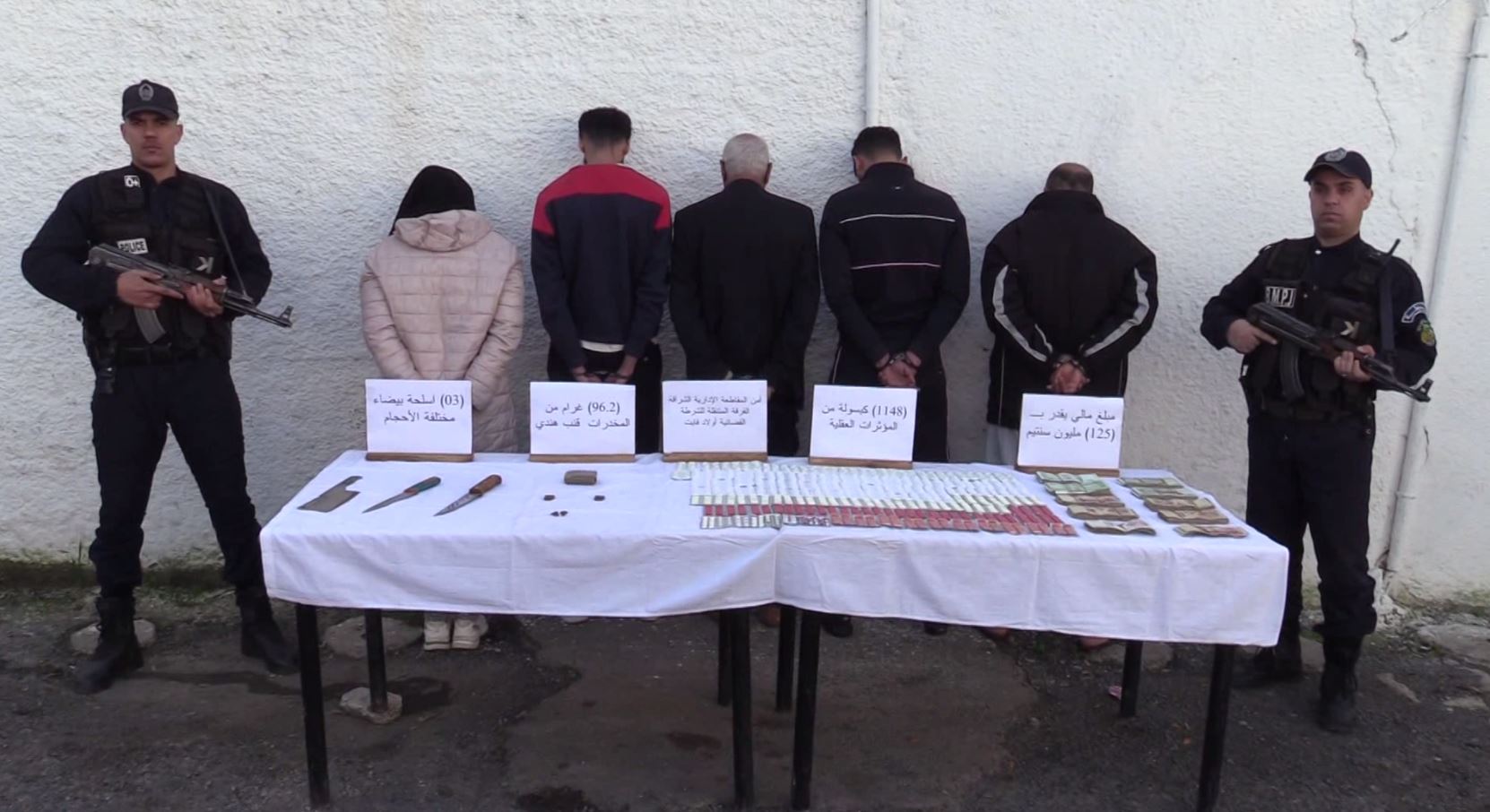 (1 148) comprimés psychotropes, soit environ 100 grammes de substances médicamenteuses, ont été saisis dans la capitale