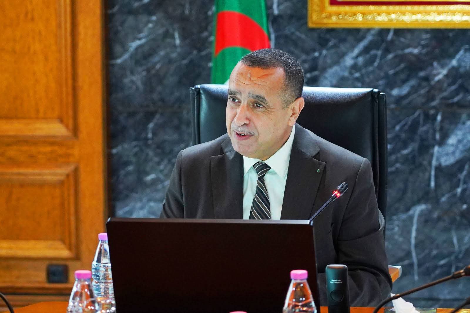 Ajal préside une réunion pour étudier les dossiers du secteur énergétique
