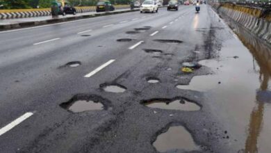 Des nids-de-poule dangereux sur les routes guettent les conducteurs et les véhicules à échappement