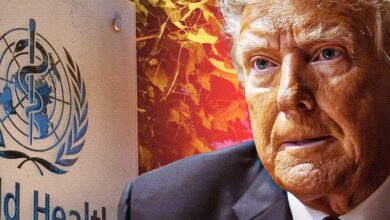 L'Amérique se retire de l'Organisation mondiale de la santé..Les États-Unis d'Amérique ont annoncé leur retrait officiel de l'Organisation mondiale de la santé, un an après que le président américain Donald Trump a annoncé son intention de se retirer de la plus importante alliance mondiale en matière de santé. Pourquoi l’Amérique s’est-elle retirée de l’Organisation mondiale de la santé ? Selon le Washington Post, Trump a justifié cette décision en se basant sur ce qu’il considère comme une mauvaise gestion de la pandémie du virus Corona, l’incapacité à adopter des changements et l’influence politique inappropriée de certains membres. Ce retrait a surpris les experts de la santé mondiale et les autorités internationales, car les États-Unis étaient le membre le plus influent de l’organisation qui comptait 194 membres, ont joué un rôle majeur dans sa fondation en 1948 et ont été historiquement le plus grand contributeur financier de l’organisation. Dans sa déclaration concernant le retrait, le ministère américain de la Santé et des Services sociaux a annoncé que les États-Unis resteraient un leader mondial en matière de santé, mais grâce à des engagements existants et nouveaux directement avec d'autres pays, le secteur privé, des organisations non gouvernementales et des entités religieuses. Lire aussi : La fin d’un conflit qui dure depuis 5 ans.. Qu’est-ce que l’accord « américano-chinois » TikTok une fois conclu ? Un haut responsable du ministère de la Santé et des Services sociaux a déclaré que les futurs efforts de santé mondiaux menés par les États-Unis dépendront de la présence que les agences fédérales de santé, telles que les Centers for Disease Control and Prevention, les National Institutes of Health et la Food and Drug Administration, ont déjà dans 63 pays, ainsi que des accords bilatéraux avec des centaines de pays. Tous les employés et sous-traitants américains nommés ou présents dans les bureaux de l'Organisation mondiale de la santé ont été rappelés, et le financement du gouvernement américain à l'Organisation mondiale de la santé, qui s'élevait à environ 280 millions de dollars, a été interrompu, selon une source proche du financement gouvernemental qui s'est entretenue avec le Washington Post, sans révéler son identité. Selon l’Organisation mondiale de la santé, les États-Unis doivent remplir leurs obligations financières avant de se retirer, et le Conseil exécutif de l’organisation devrait examiner la question lors de sa réunion prévue en février prochain. C'est pourquoi !!