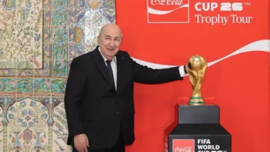 En images : le président Tebboune reçoit une maquette de la Coupe du monde