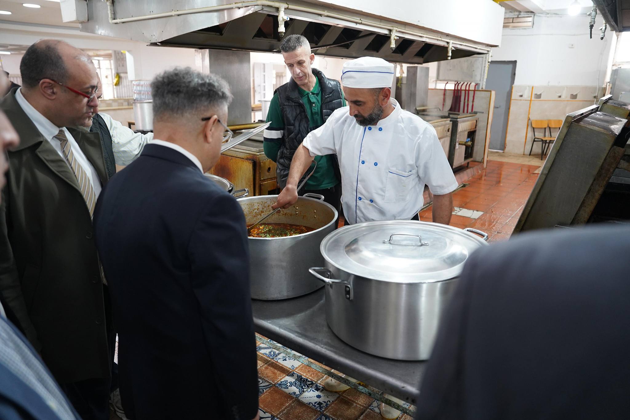 Badari fait une visite surprise aux résidences universitaires