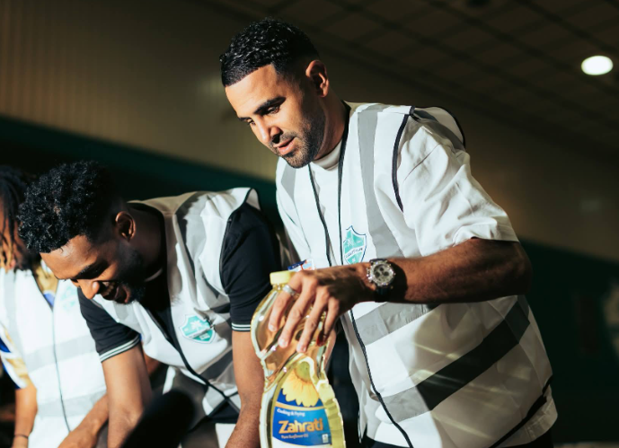 Dans la vidéo : Mahrez participe à des œuvres caritatives pendant le mois de Ramadan