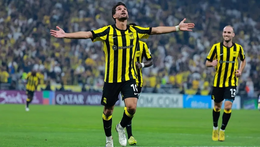 Hossam Aouar répond à ses critiques par un « triplé » asiatique.