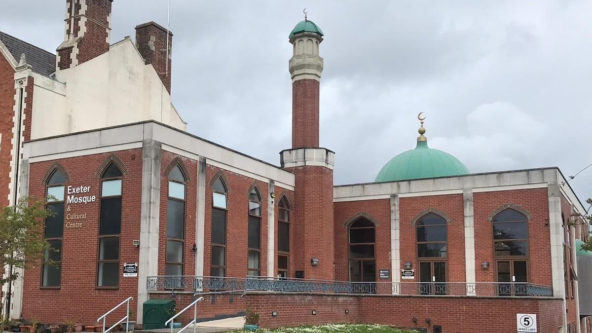 La police de Manchester... a arrêté un homme armé qui était entré dans une mosquée