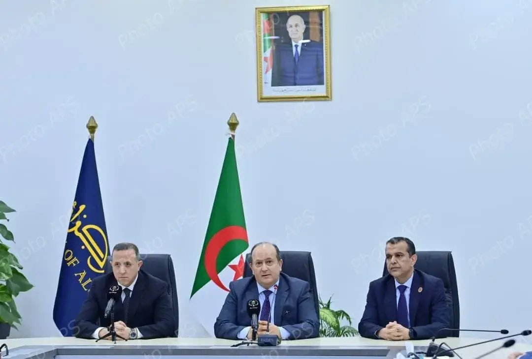 Le Premier ministre supervise l'installation du gouverneur de la Banque d'Algérie