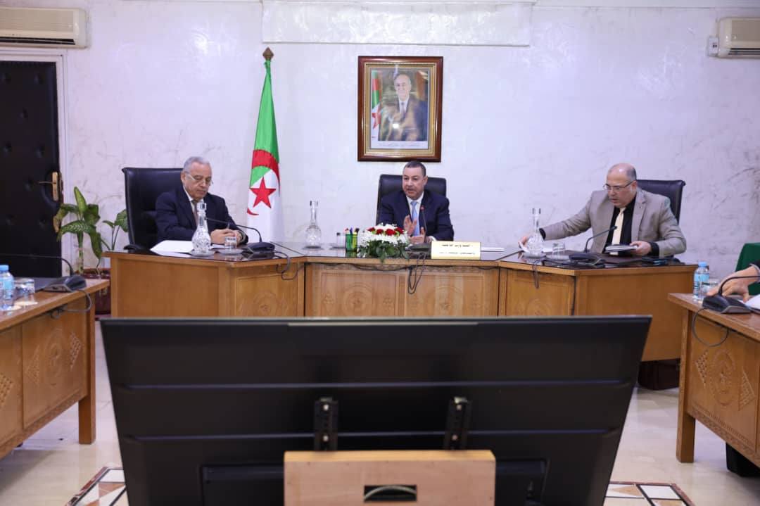 Rénovation du hangar de bus.. Le Ministre de l'Intérieur préside une réunion