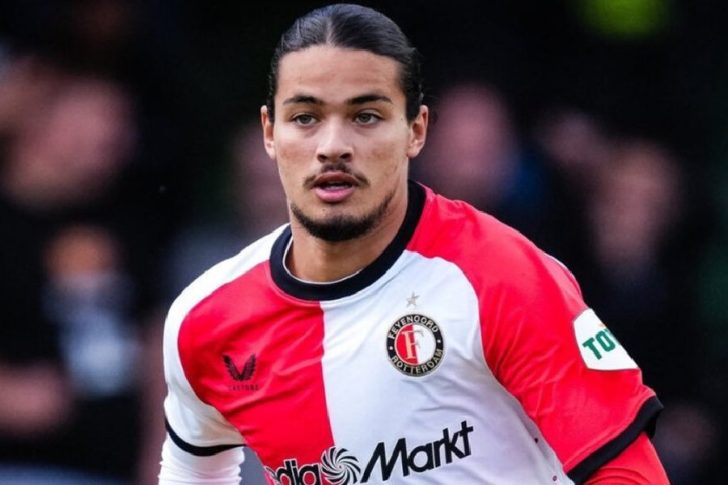 Van Persie est indulgent avec le Hajj Musa pendant le Ramadan