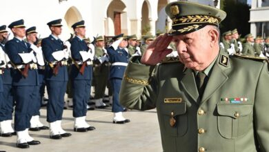 Le lieutenant-général Saeed Shangriha inspecte les blessés dans le crash d'un avion de transport militaire