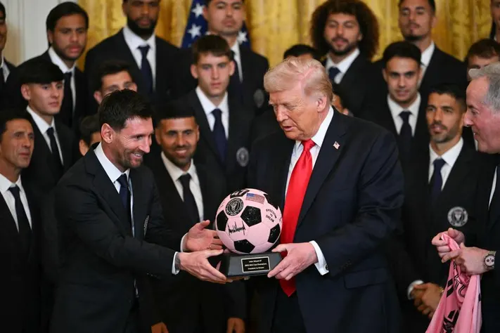 Messi offre à Trump un ballon de football orné de bijoux