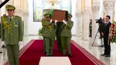 Officiels et officiers jettent un dernier regard sur le corps du combattant Zeroual