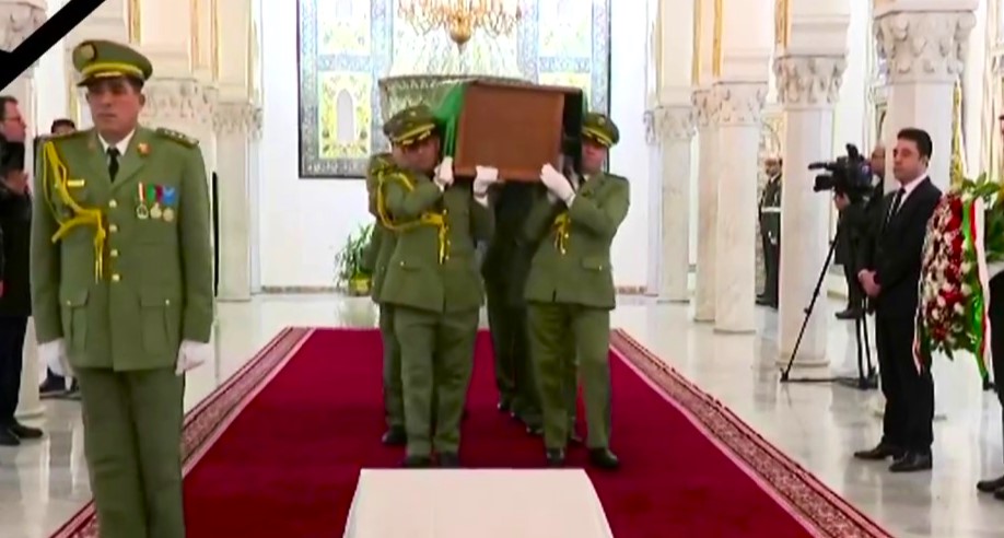 Officiels et officiers jettent un dernier regard sur le corps du combattant Zeroual