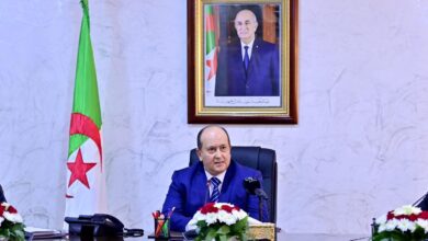 Un inconnu préside une réunion pour contenir la propagation des criquets