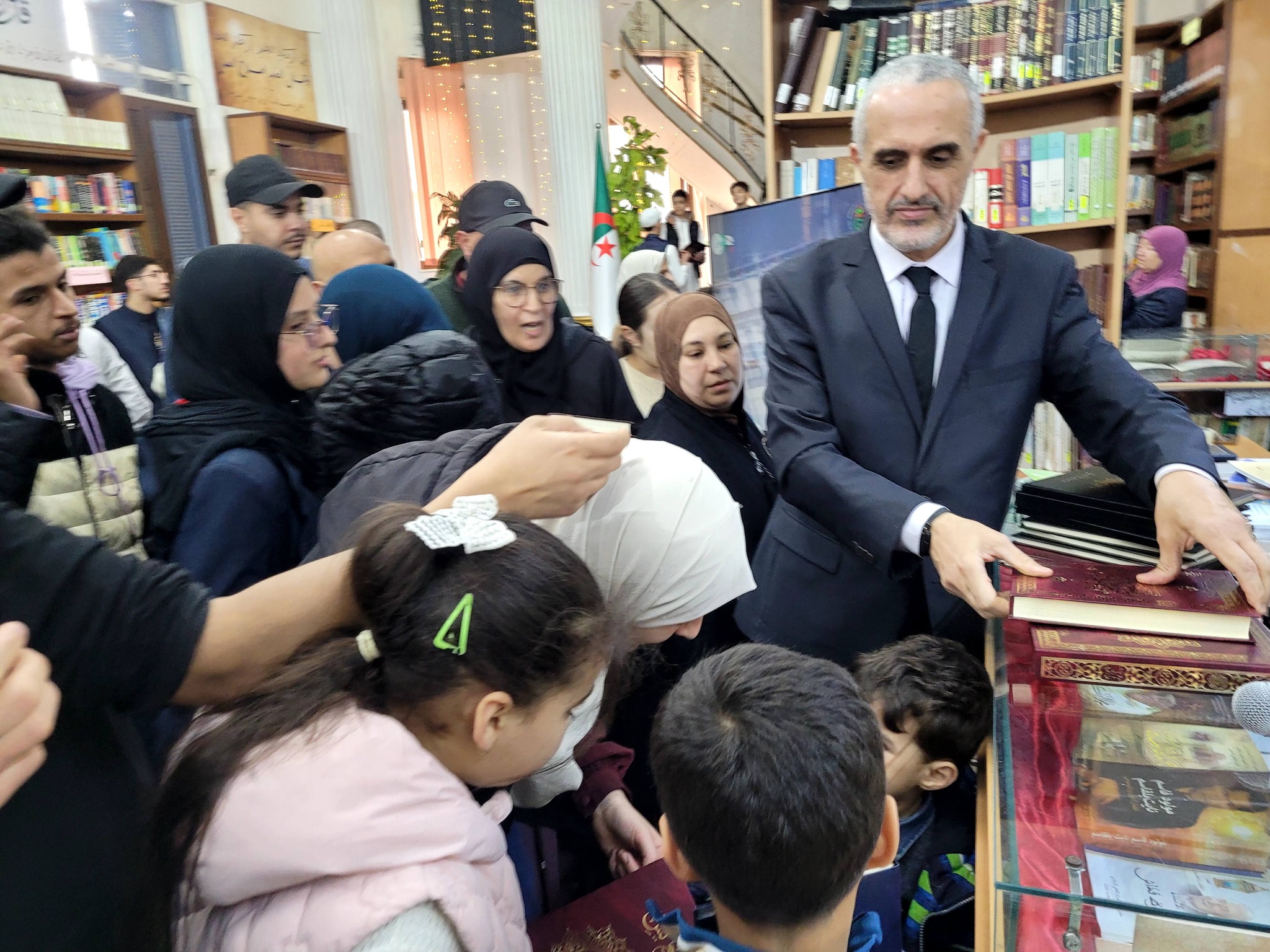 Vernissage de l'exposition sur l'histoire de l'imprimerie du Saint Coran... et une forte affluence de visiteurs